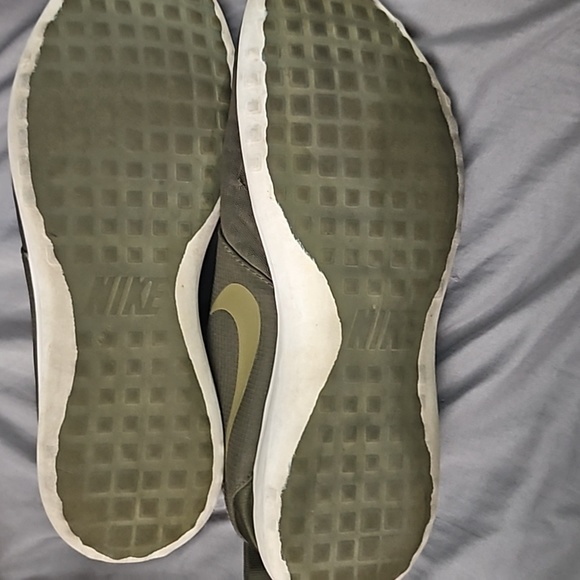 *Sale at this hour* Hunter green Nike slip on athleisure shoe - Picture 4 of 4